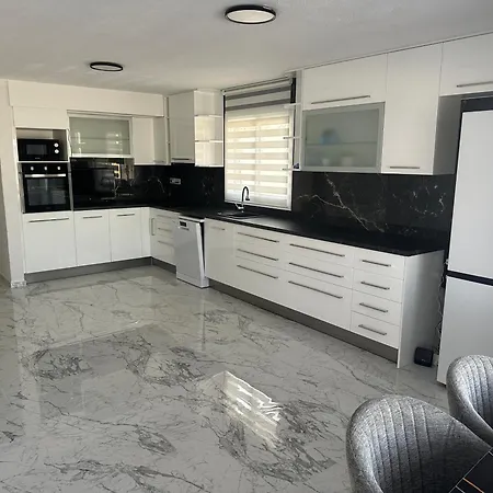 Emerald Luxe Apartment